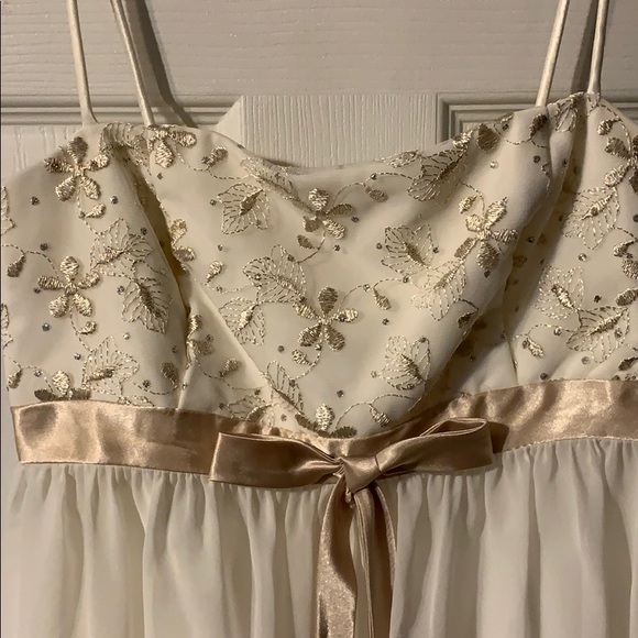 Size 5 flirty cream and gold dress - Picture 2 of 7